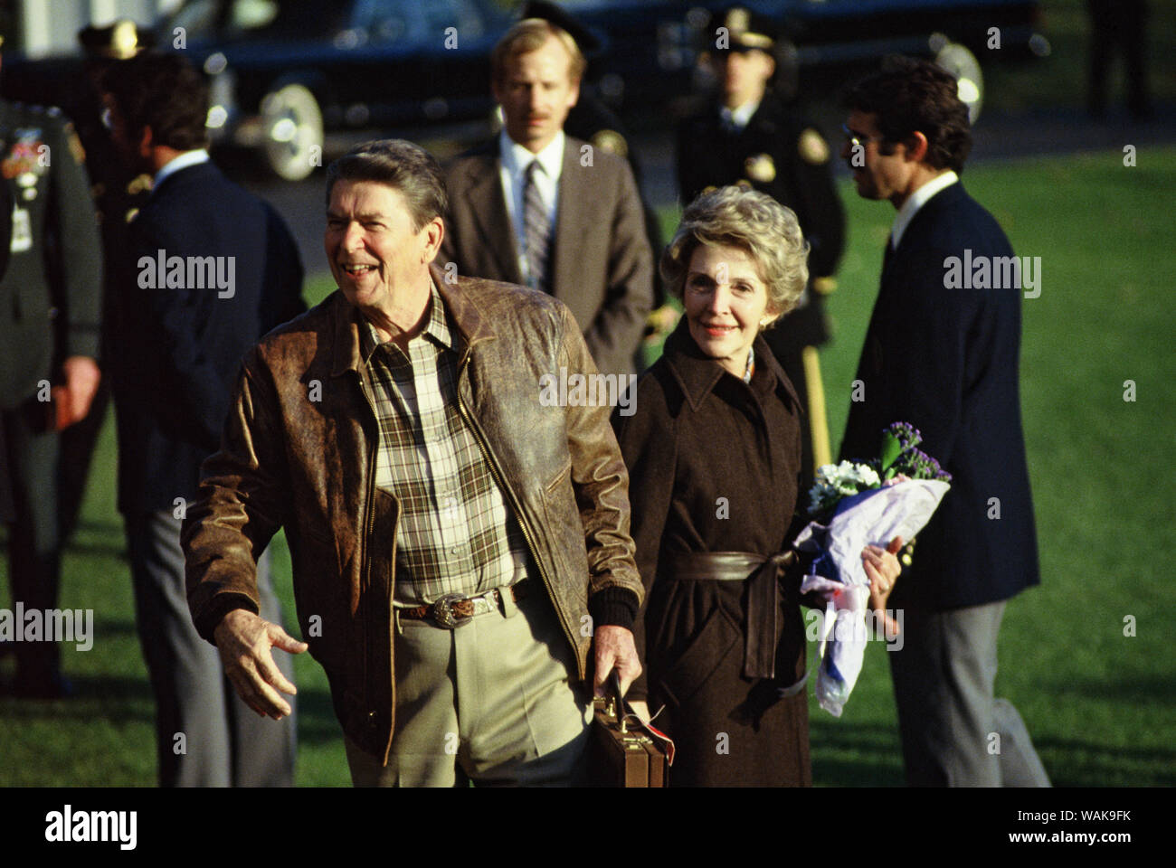 Washington, DC. Präsident Ronald Reagan und First Lady Nancy Reagan Ausscheiden aus dem Weißen Haus für Camp David. Stockfoto