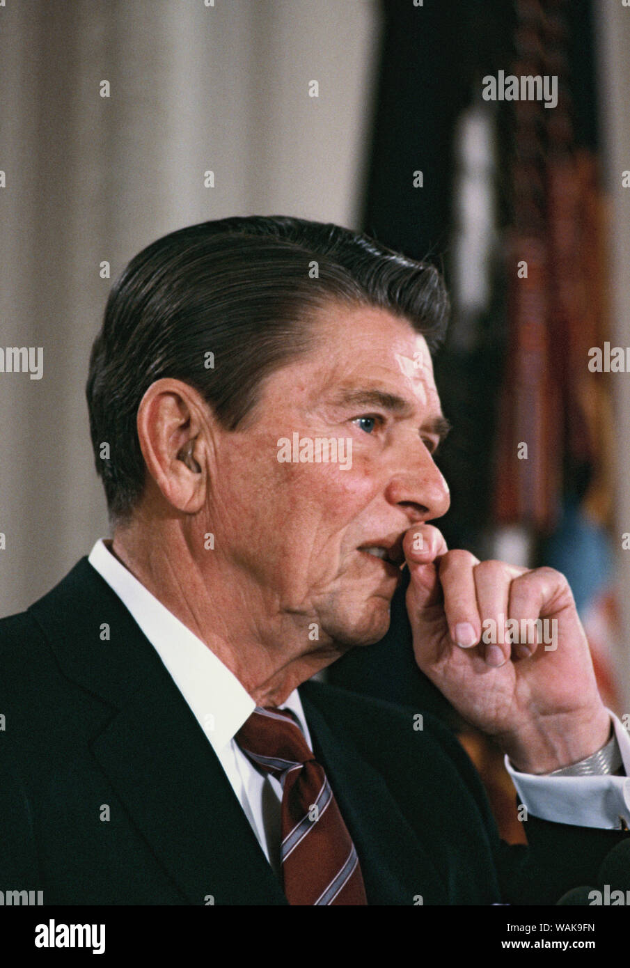 April 1985. Reagan ist der Auffassung, dass die Antwort auf eine Frage auf einer Pressekonferenz im Osten Zimmer Stockfoto
