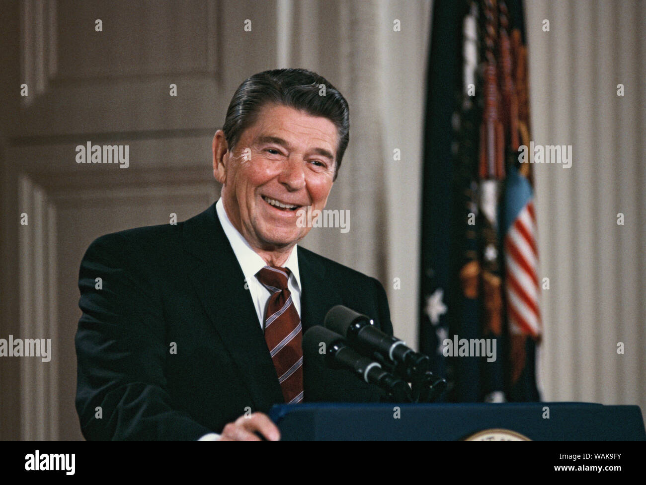 April 1985. Reagan lacht auf eine Frage auf einer Pressekonferenz im Osten. Stockfoto