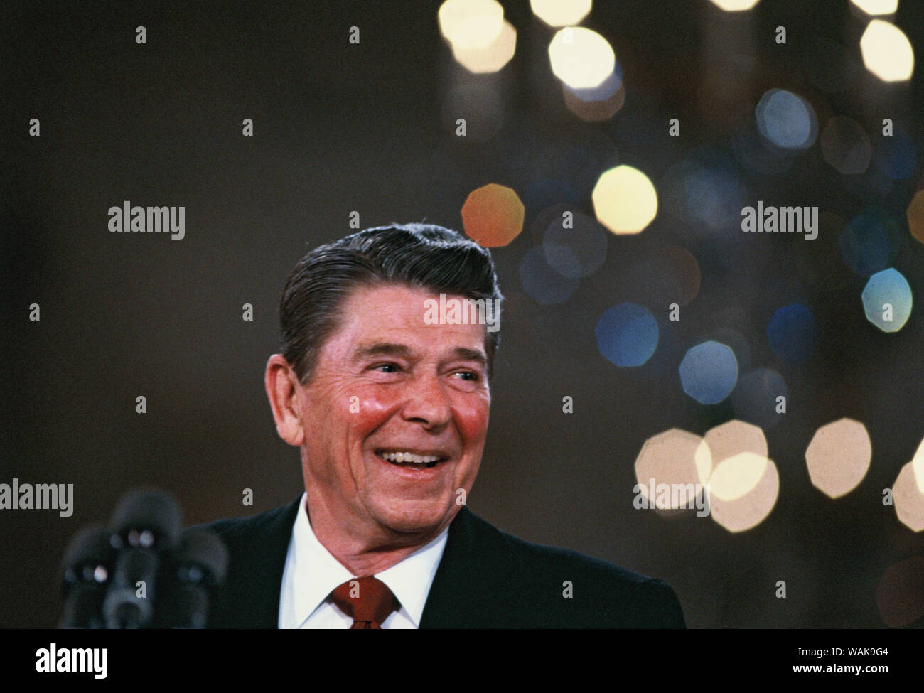 Januar 06, 1985. Washington, D.C. Präsident Ronald Reagan in einer guten Stimmung im East Room des Weißen Hauses Stockfoto