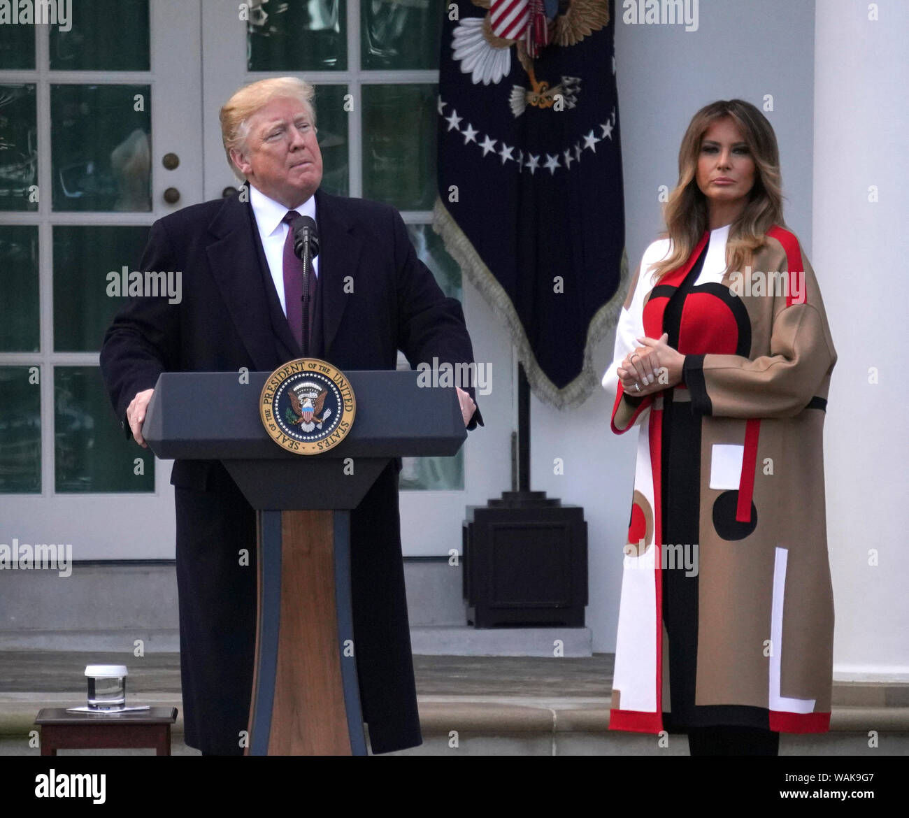 November 20, 2018. Washington, D.C. Präsident Donald Trump Begnadigungen eine Türkei namens "Erbsen" im Rosengarten des Weißen Hauses. First Lady Melania Trump ist neben dem Präsidenten. Stockfoto