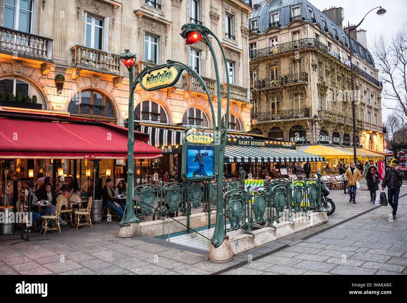 Jugendstil Metropolitain Eingang an der Haltestelle Saint-Michel, Paris, Frankreich Stockfoto