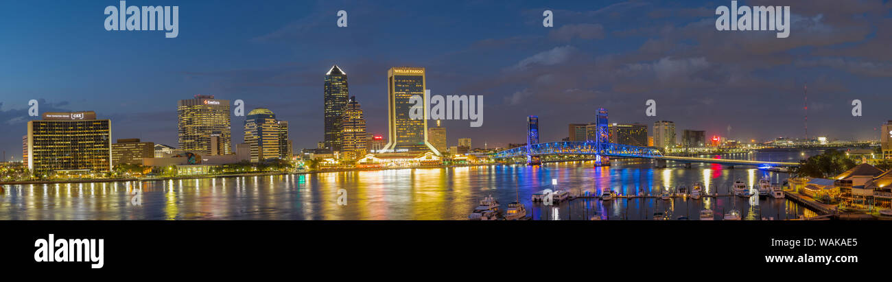St. Johns River und Jacksonville die Skyline in der Dämmerung. Jacksonville, Florida. Stockfoto