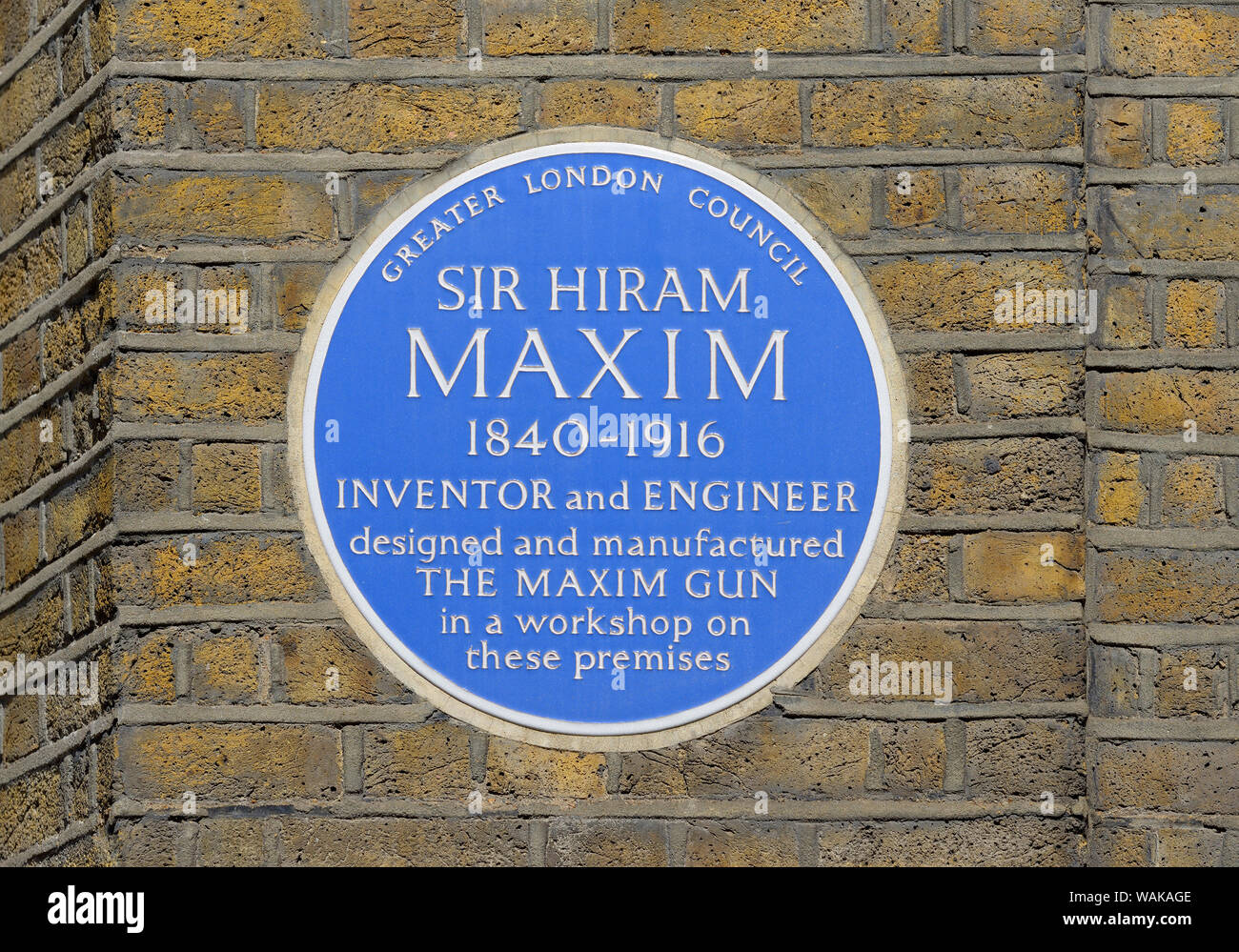 London, England, UK. Commemorative blaue Plakette: Sir Hiram Maxim 1840-1916 Erfinder und Konstrukteur entworfen und dem MAXIM GUN in einer Werkstatt hergestellt Stockfoto