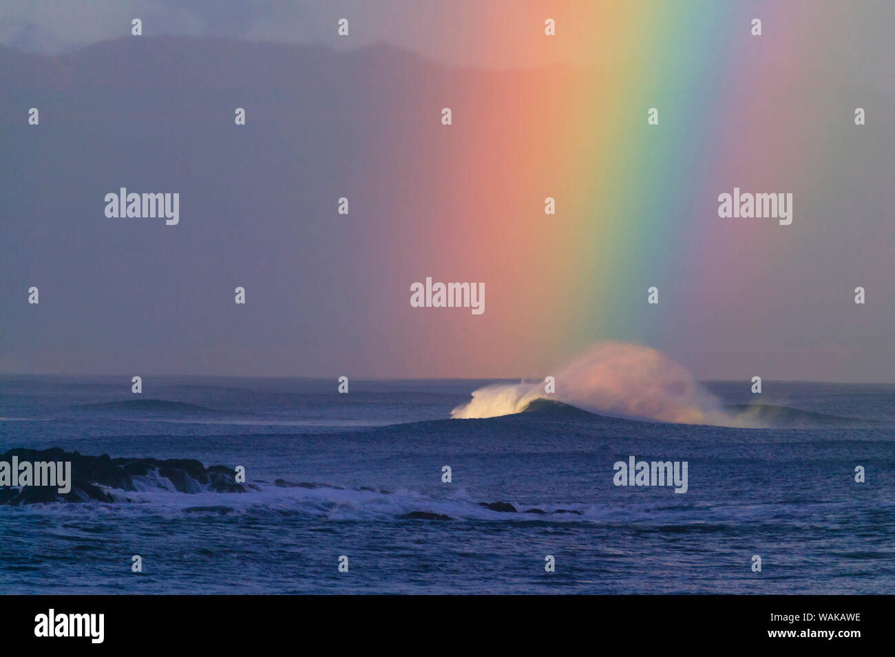 Vibrant Rainbow offshore, Pacific Storm Wellen, North Shore von Oahu, Hawaii Stockfoto