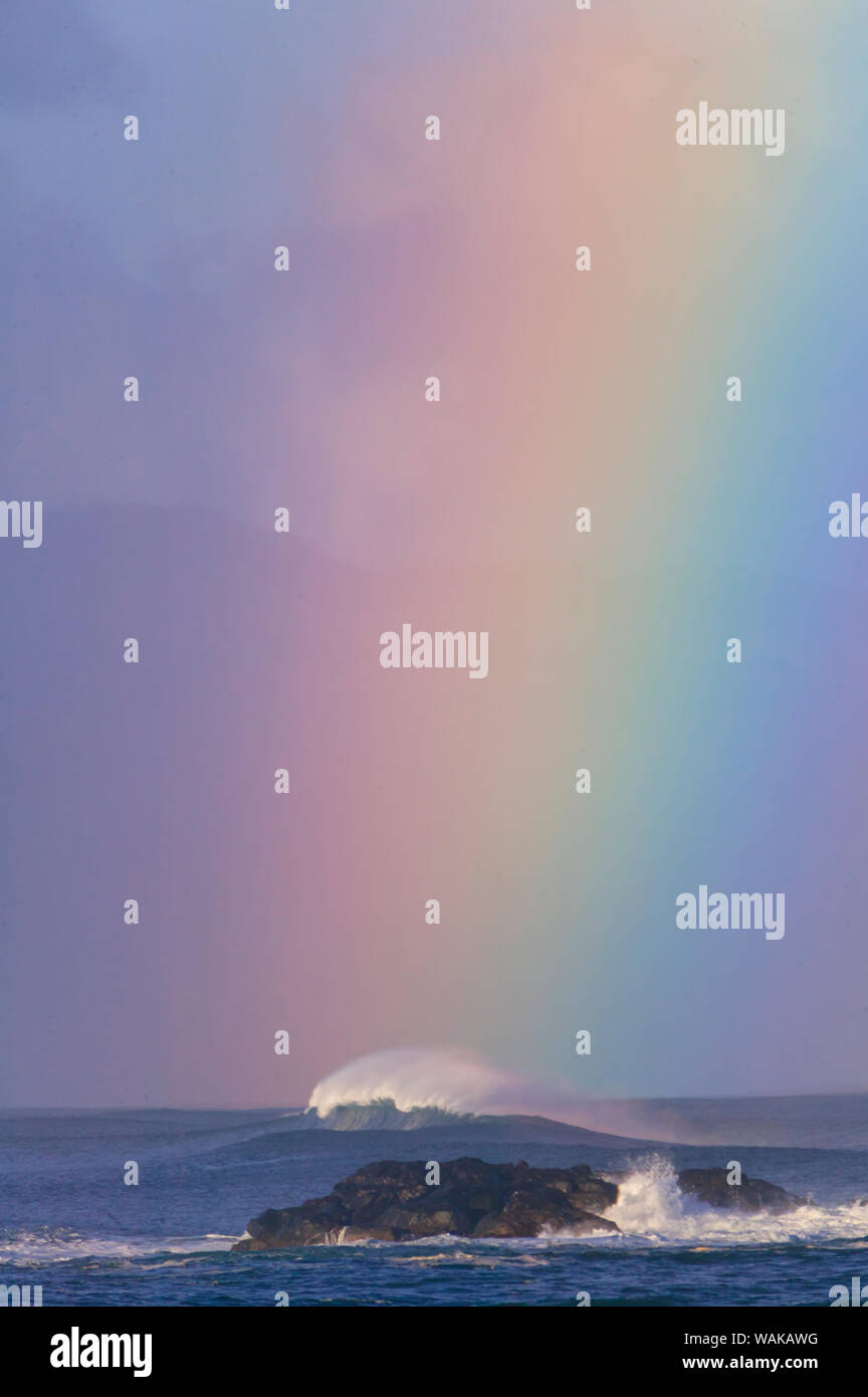 Vibrant Rainbow offshore, Pacific Storm Wellen, North Shore von Oahu, Hawaii Stockfoto
