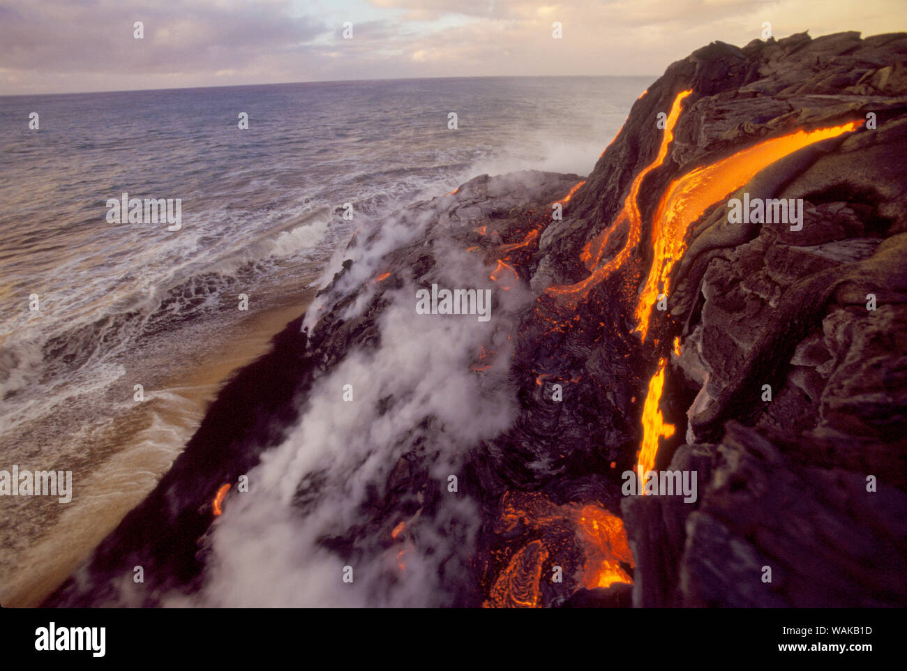 Lava fliesst das Meer zu treffen, Big Island, Hawaii. Stockfoto
