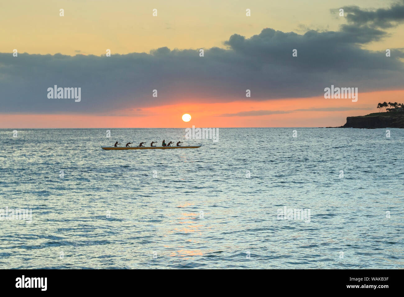 Hulopo'e Beach Park, Lanai Insel, Hawaii, USA. Die Ruderer im Kanu. Stockfoto