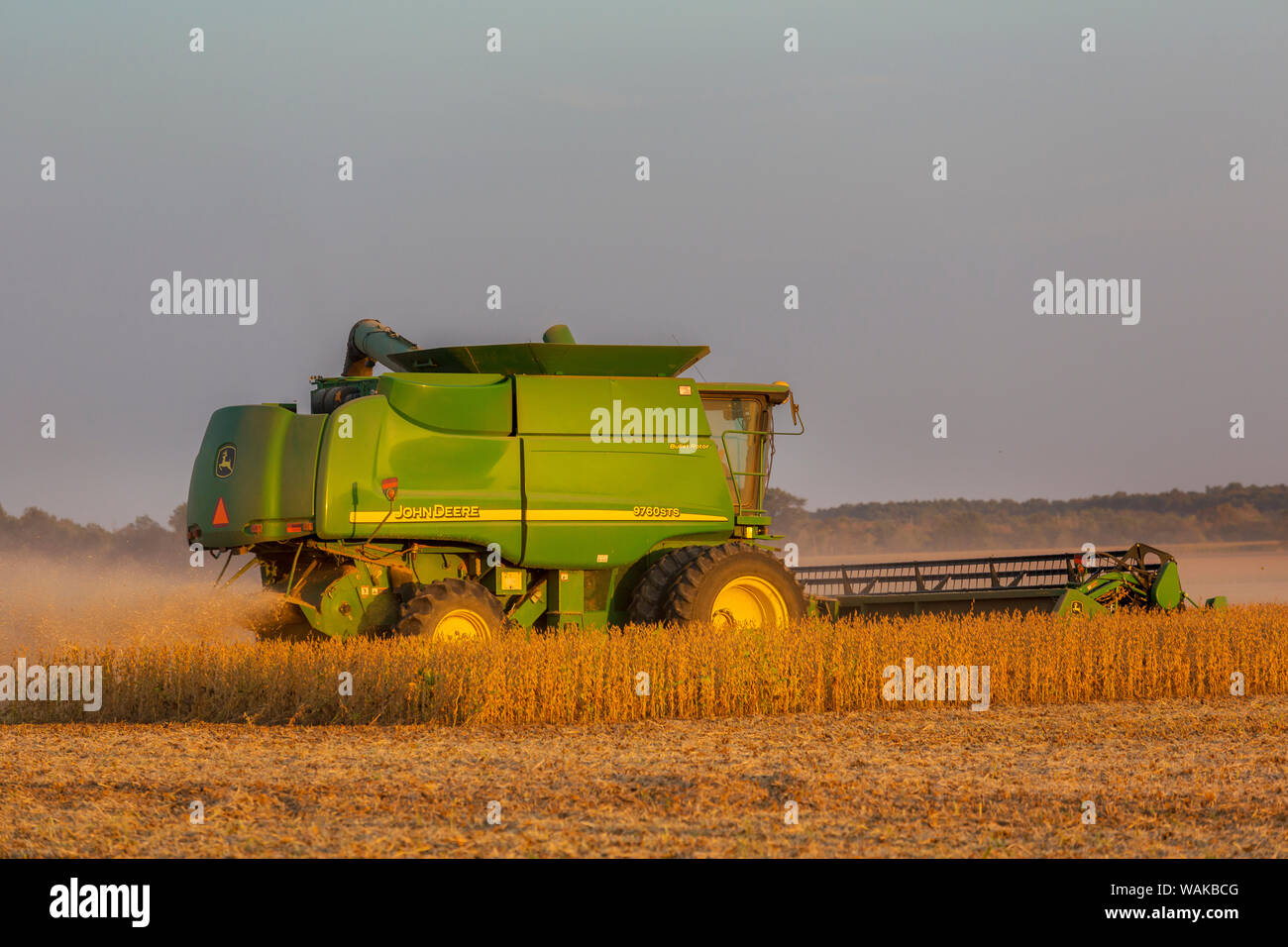 John Deere Mähdrescher für die Soja-ernte verwendet. Marion County, Illinois. Stockfoto