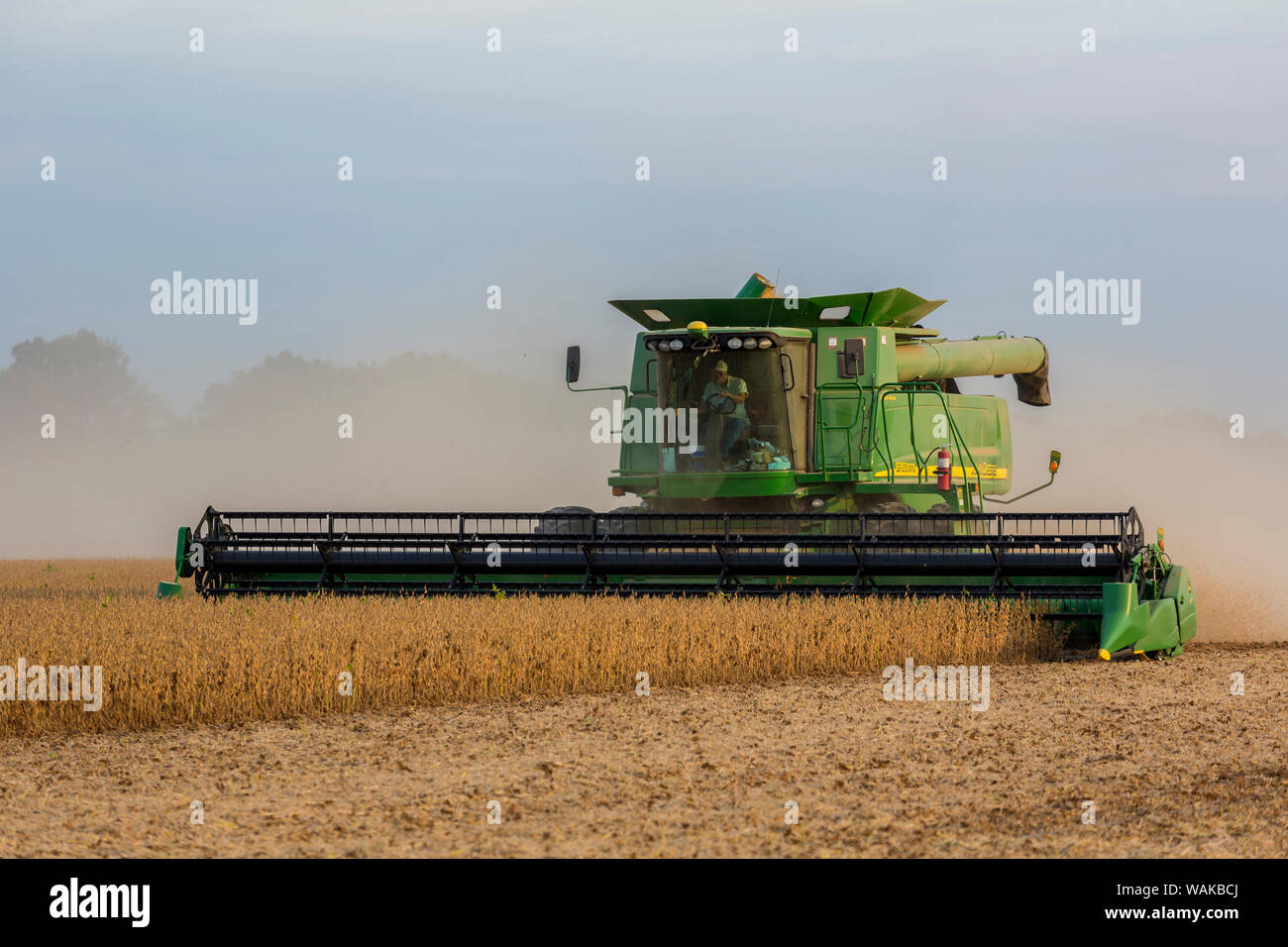 John Deere Mähdrescher für die Soja-ernte verwendet. Marion County, Illinois. Stockfoto