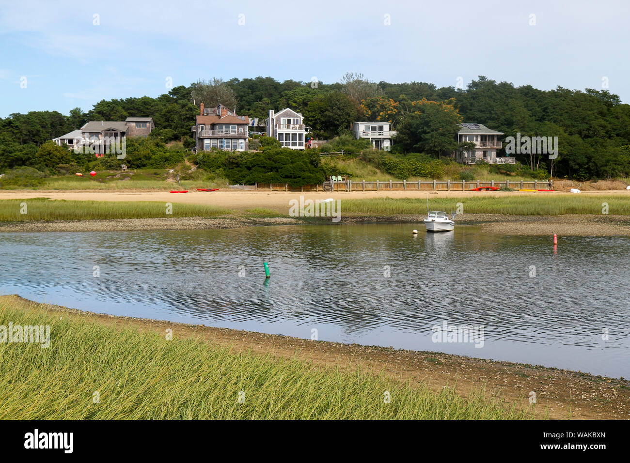 Wohnungen mit Blick auf das Wasser und Landschaft, Wellfleet, Cape Cod, Massachusetts, USA. Stockfoto