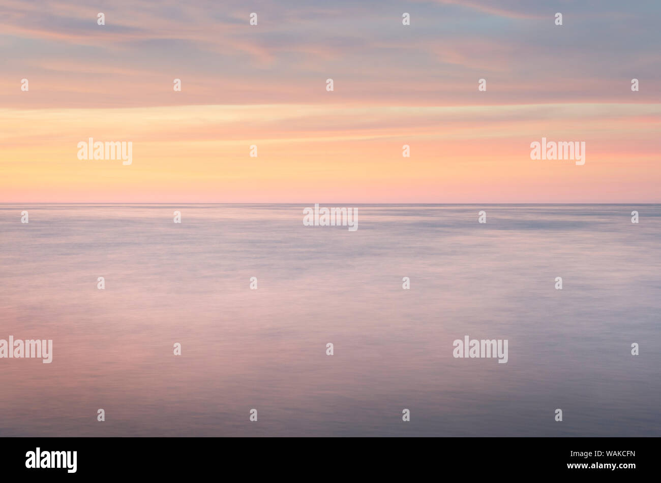 Sonnenuntergang über den Lake Superior von Strand in Whitefish Point, der Oberen Halbinsel von Michigan gesehen Stockfoto