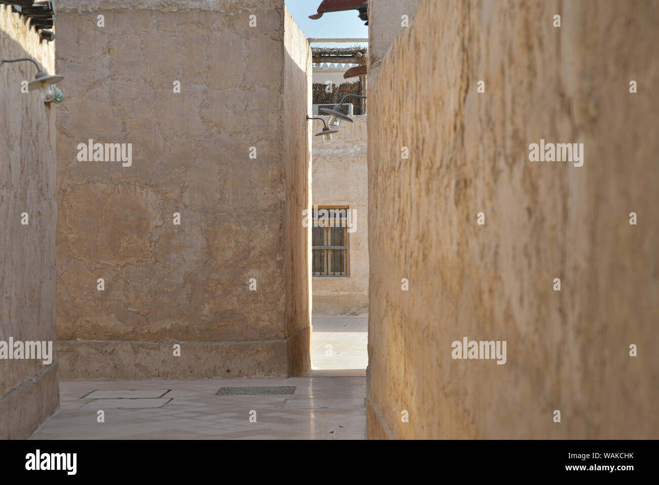 Vintage Beleuchtungskörper und engen Durchgang zwischen traditionellen Häusern, am Nachmittag im SOUQ Wakrah, Katar getroffen Stockfoto