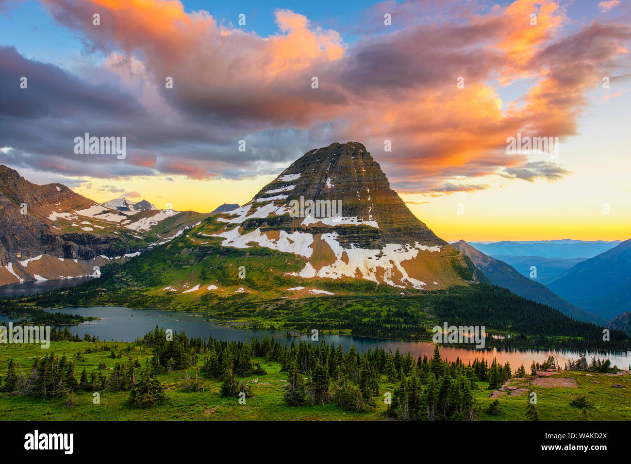 USA, Montana, Glacier National Park. Tragen hat Berg und versteckten See bei Sonnenuntergang. Kredit als: Dennis Kirkland/Jaynes Galerie/DanitaDelimont.com Stockfoto