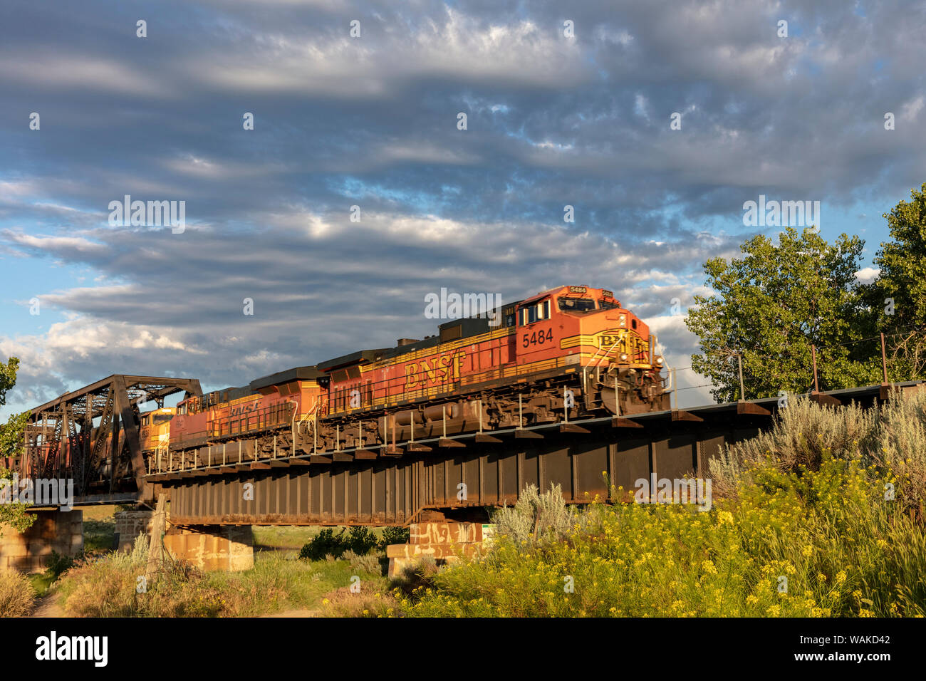 Burlington Northern Güterzug kreuzt die Powder River doubles bei Sonnenaufgang in der Nähe von Terry, Montana, USA Stockfoto