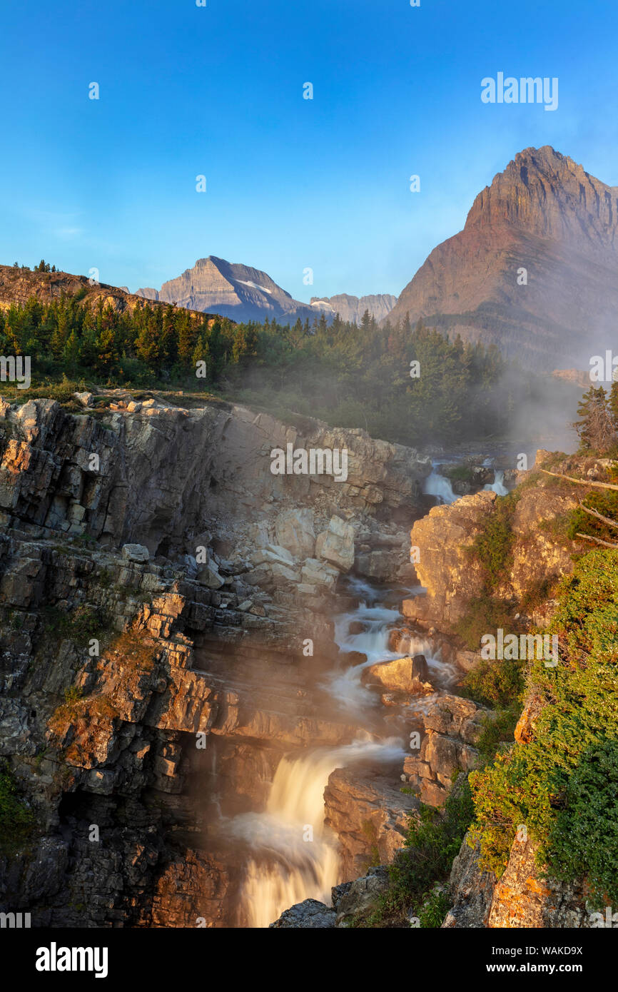 Swift Current fällt bei Sonnenaufgang im Glacier National Park, Montana, USA Stockfoto