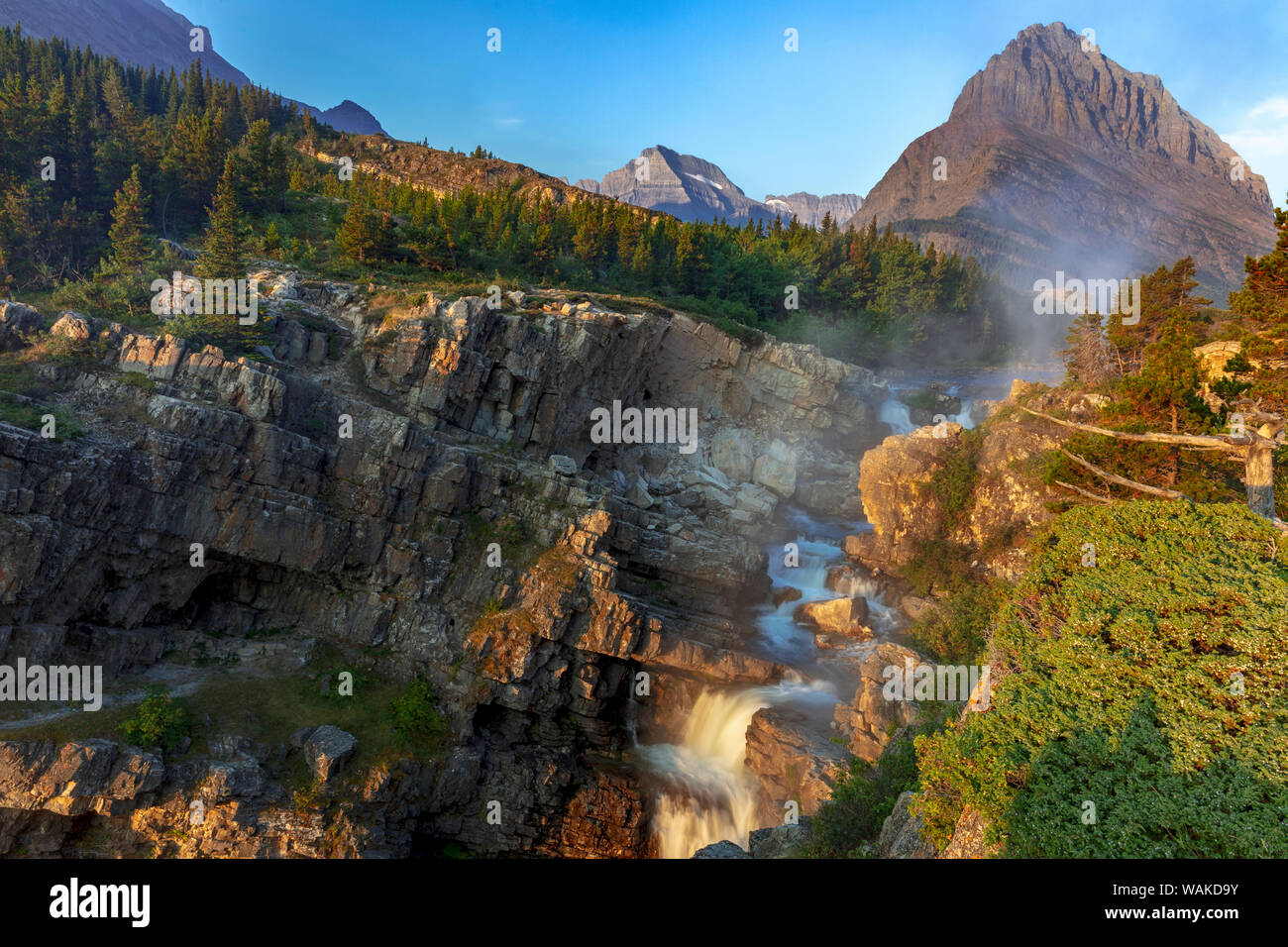 Swift Current fällt bei Sonnenaufgang im Glacier National Park, Montana, USA Stockfoto