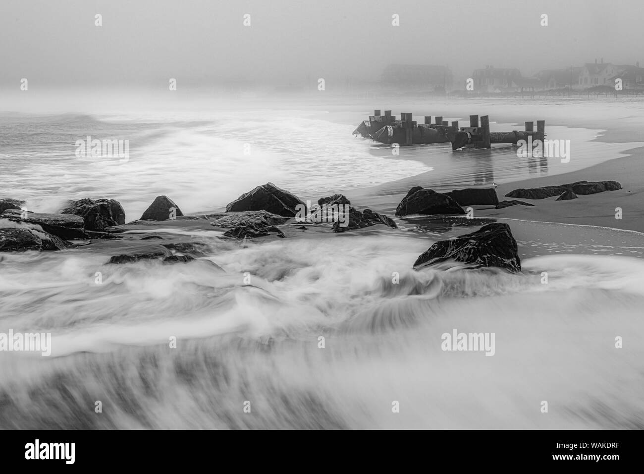 USA, New Jersey, Cape May National Seashore. Schwarze und weiße Strand Wellen und alte Pier. Credit: Jay O'Brien/Jaynes Galerie/DanitaDelimont.com Stockfoto