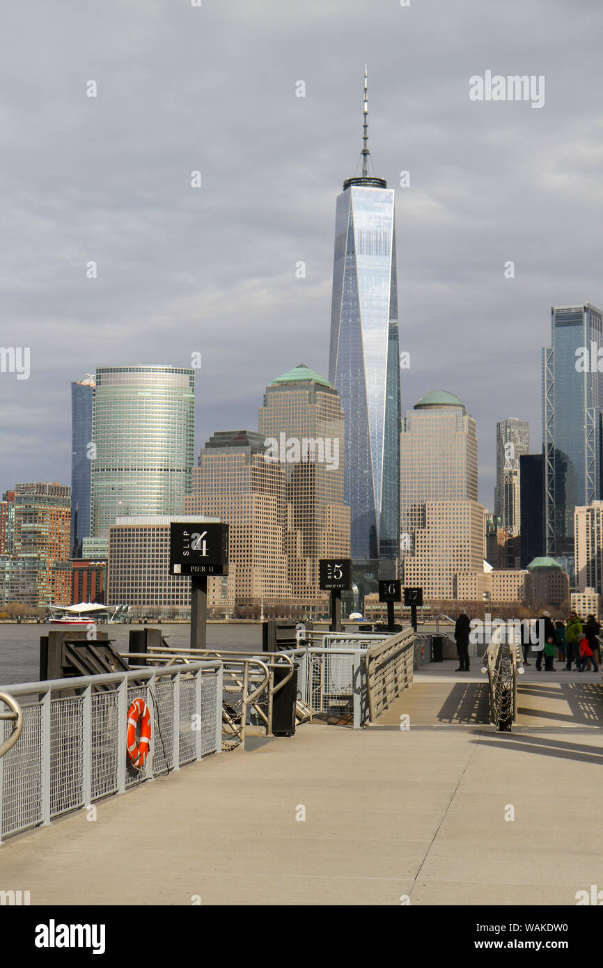 New York Waterway Ferry Terminal rutscht, Jersey City, New Jersey. Das One World Trade Center und Manhattan Gebäude aus über dem Hudson River aus gesehen Stockfoto