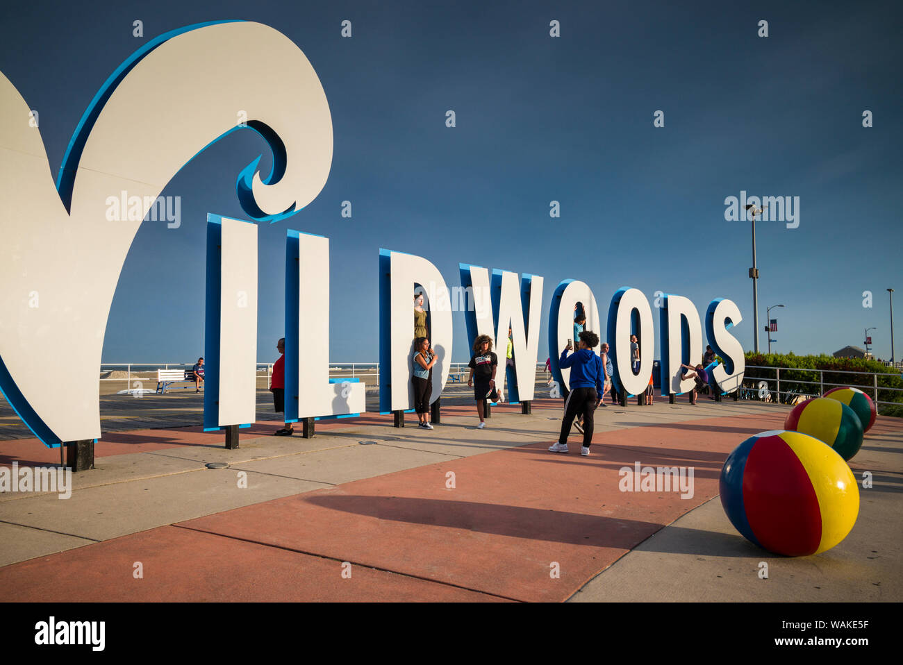 USA, New Jersey, Wildwoods. Wildwoods Willkommen Zeichen und Strand Bälle Stockfoto