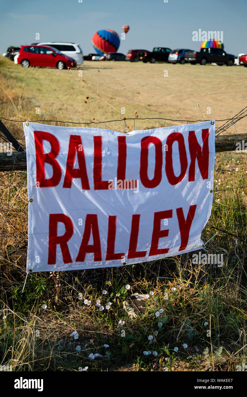 Hot Air Balloon ralley Zeichen lädt die Öffentlichkeit ein, um zu sehen, Luftballons in der Luft. (Redaktionelle nur verwenden) Stockfoto