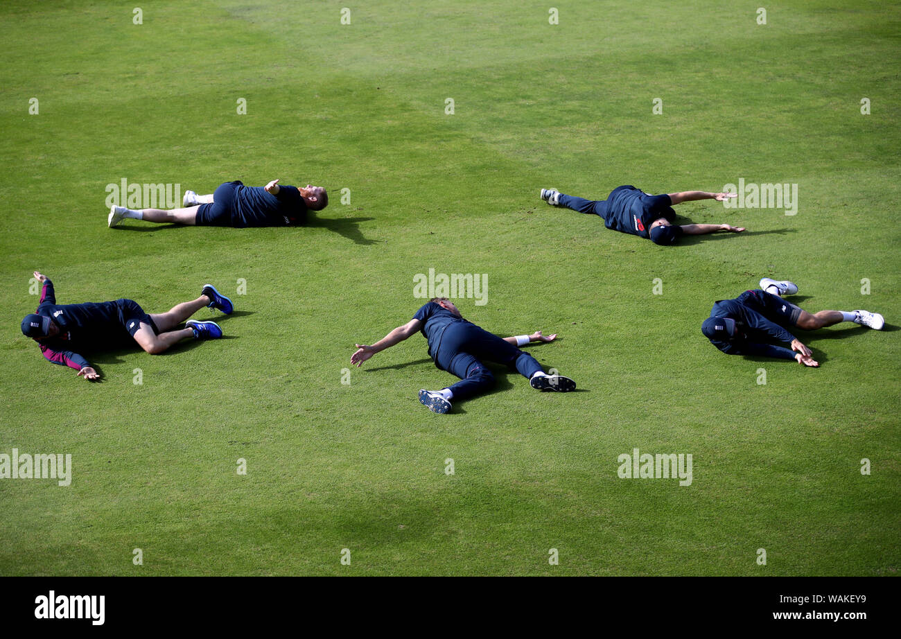 Einen allgemeinen Überblick über England Spieler Aufwärmen auf dem Platz während der Netze Sitzung in Leeds. Stockfoto