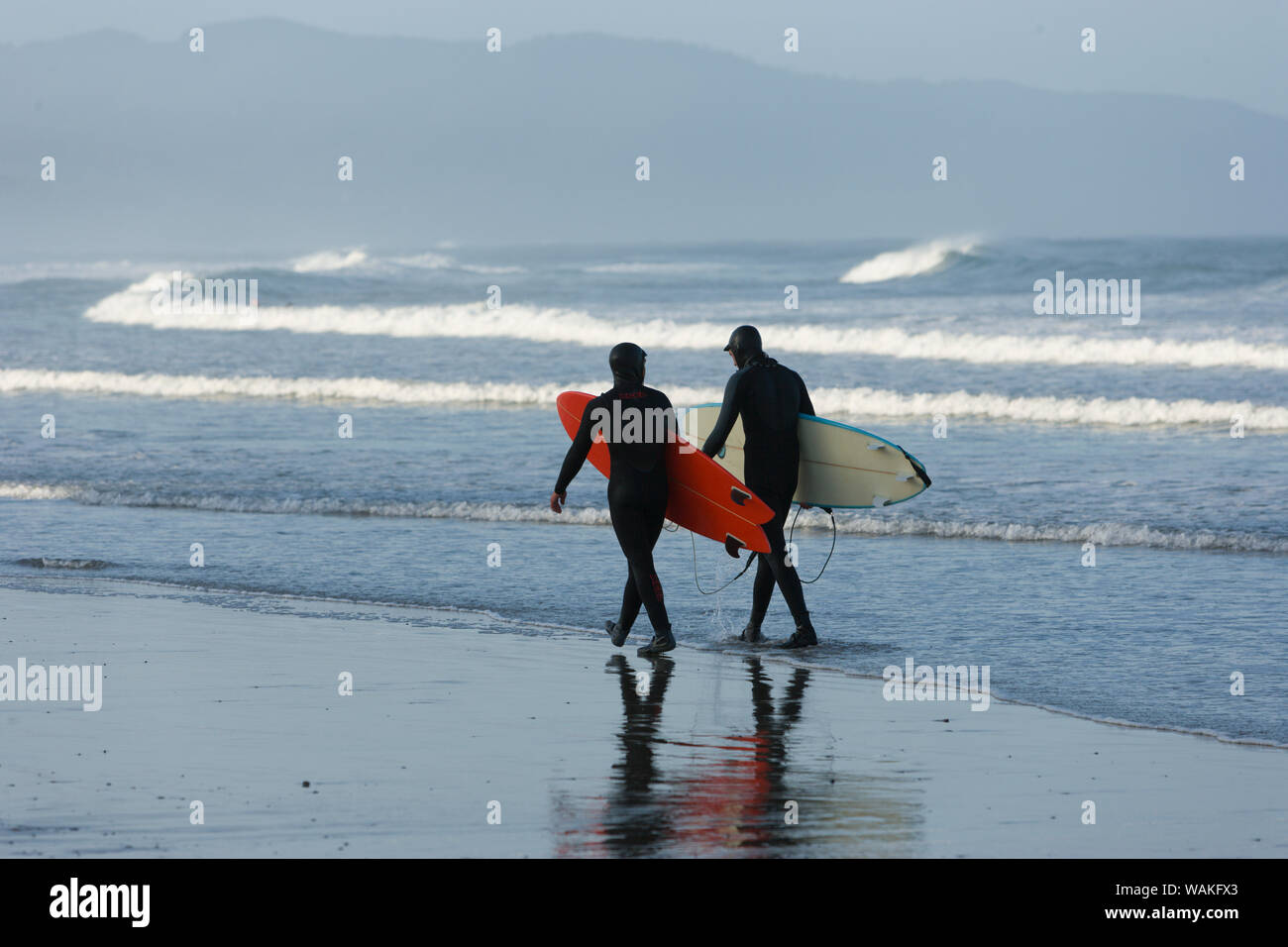 Surfer am Cape Kiwanda Beach, Cape Kiwanda State Park, Küste von Oregon, USA, späten Frühling (Editorial nur verwenden) Stockfoto