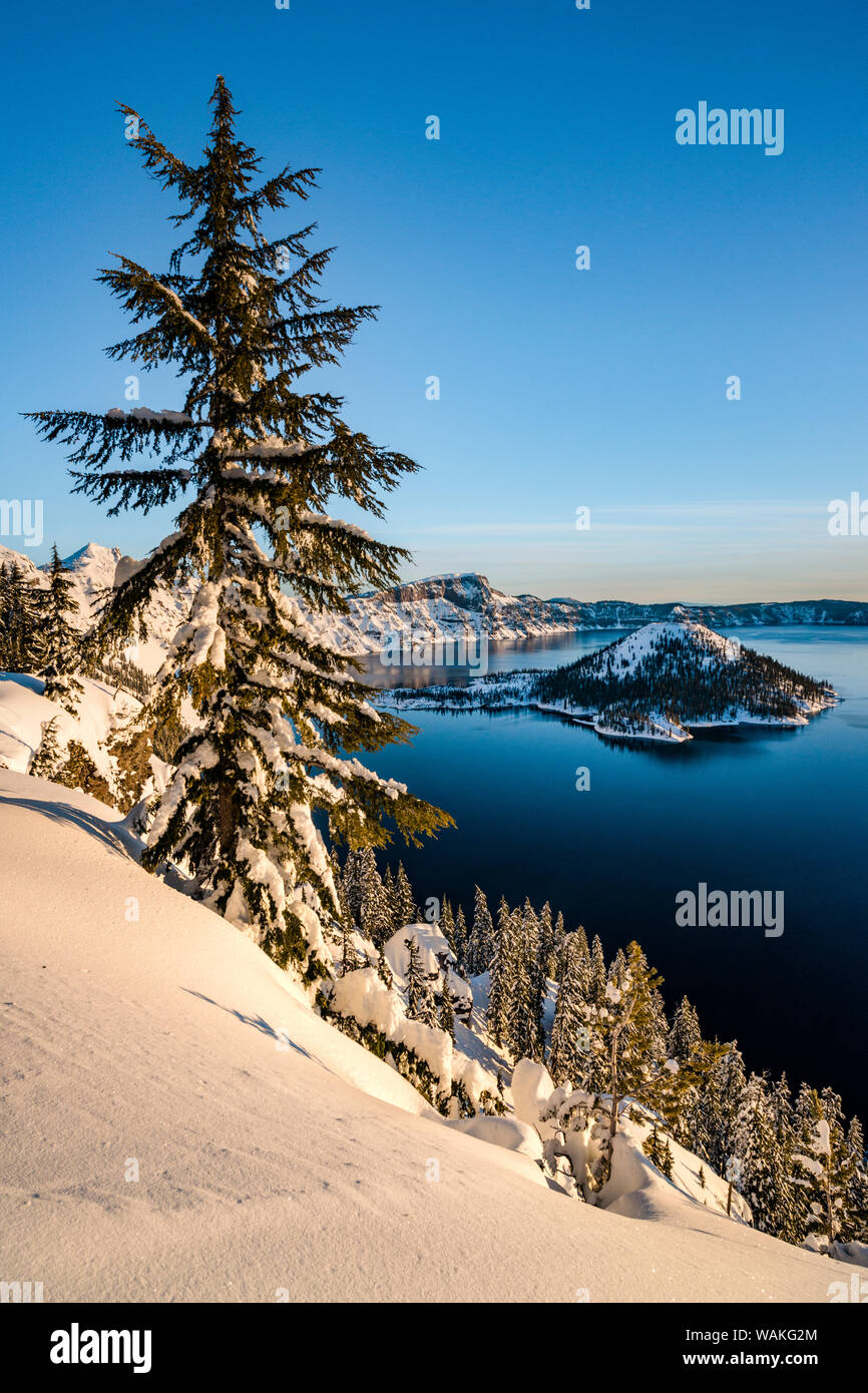 USA, Oregon, Crater Lake National Park. Winter Sonnenaufgang und Wizard Island. Stockfoto