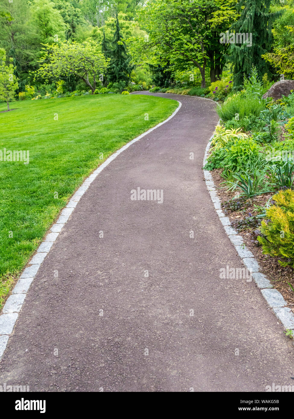 USA, Pennsylvania. Pfad durch einen wunderschönen Garten. Stockfoto