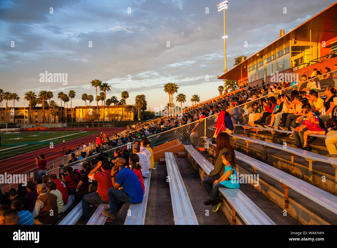 Fußball-Stadion bei Sonnenuntergang. (Redaktionelle nur verwenden) Stockfoto