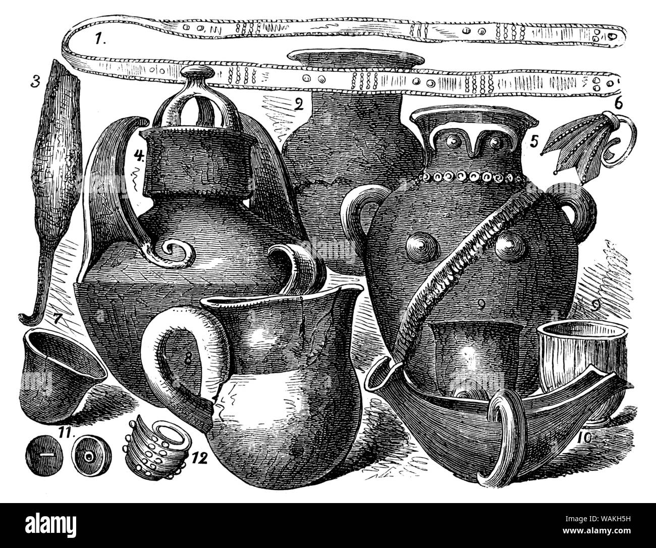 Schatz des Priamos. Von Heinrich Schliemann ausgegraben. 1 Goldenen Kopfbügel, 2 silberne Schale, 3 Doppel-Dolch aus Kupfer, 4 Terrakotta Vase 5 Vase mit dem Bild des Ilirian Minerva, 6 Golden Earring, 7 Silver Cup, 8 Große silberne Vase mit Griff, 9 Zwei gelbe Tassen, 10 Goldene Trinkschale, 11 goldene Knöpfe, 12 Golden Earring.,, (Kunst Geschichte Buch, 1887) Stockfoto