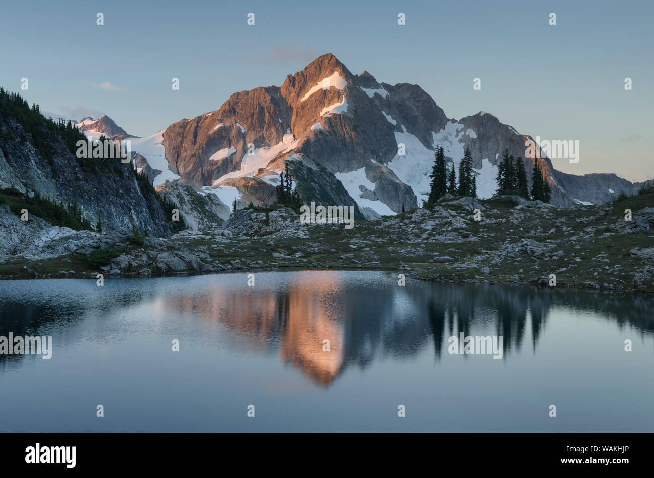 Whatcom Peak spiegelt sich in Tapto Lake, North Cascades National Park Stockfoto
