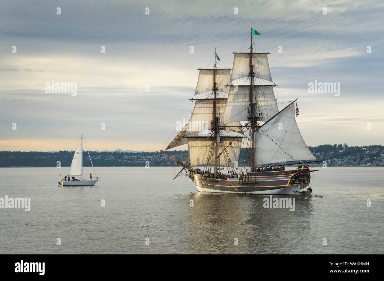 Lady Washington segeln in Semiahmoo Bay, Washington State. Stadt von White Rock British Columbia ist in der Ferne. Lady Washington ist ein historisches Replikat des aus dem 18. Jahrhundert brig. Stockfoto