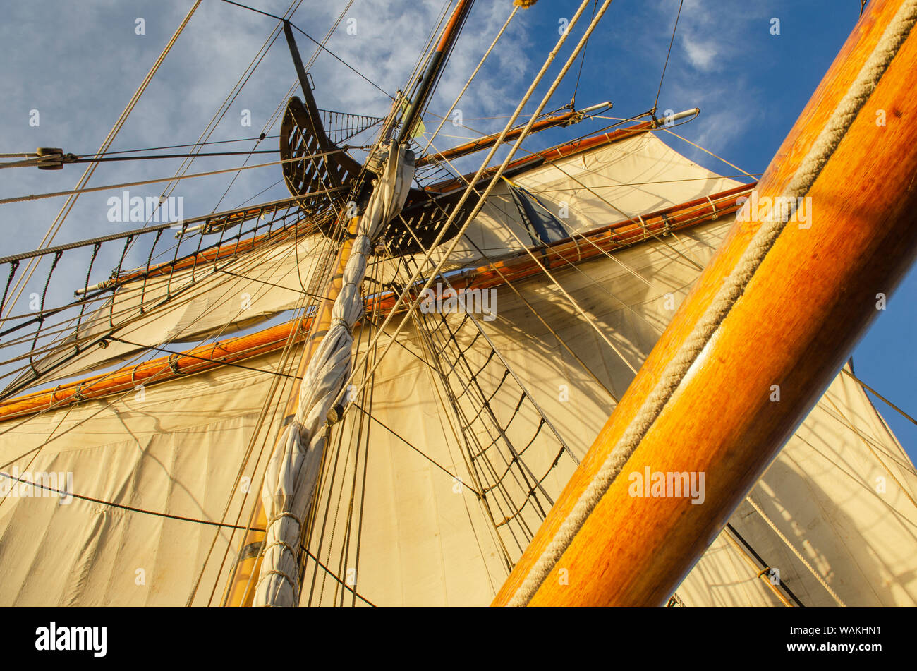 Mast Rigg und Segel der hawaiischen Häuptling, ein Quadrat Topsail Schooner. Im Besitz der Grays Harbor Historische Seehafen, Aberdeen, Washington State betrieben Stockfoto
