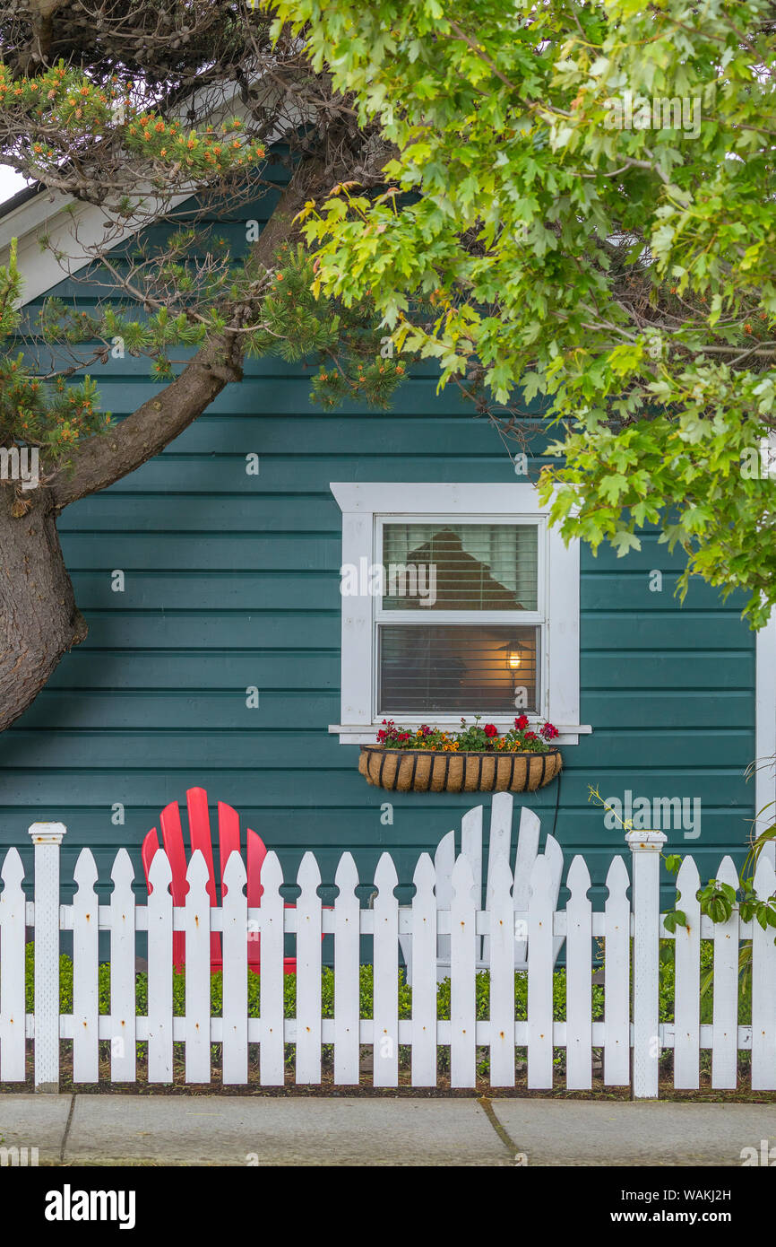 USA, Washington State, Port Townsend. Cottage und Lattenzaun. Credit: Don Paulson/Jaynes Galerie/DanitaDelimont.com Stockfoto