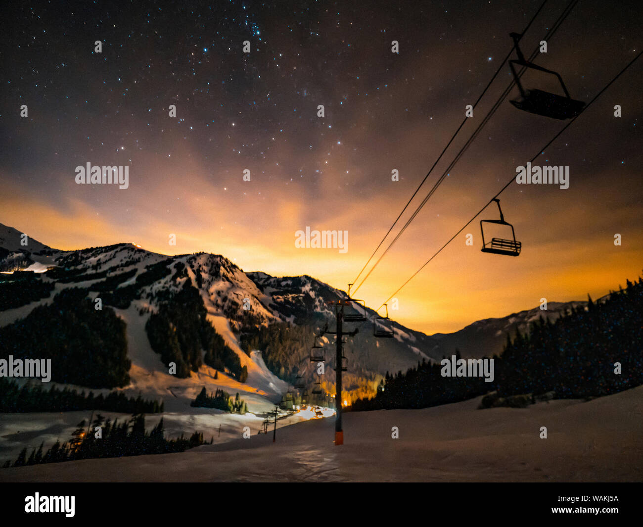 USA, Washington State, Pierce County, Crystal Mountain Resort. Sesselbahn vor Sternenhimmel Dämmerung Himmel Sonne hinter die Berge. Stockfoto