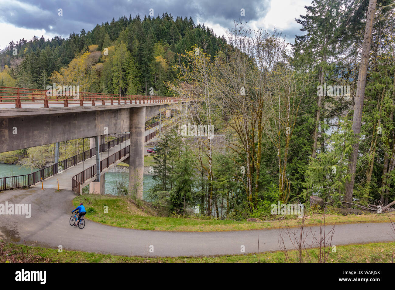 Straße Radfahren auf dem olympischen Discovery Trail über den Elwha River in der Nähe von Port Angeles, Washington State, USA (MR) Stockfoto