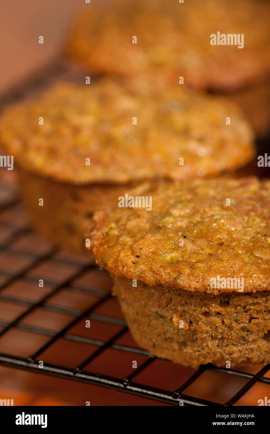 Frisch gebackene Zucchini muffins Kühlung auf einem Rack Stockfoto