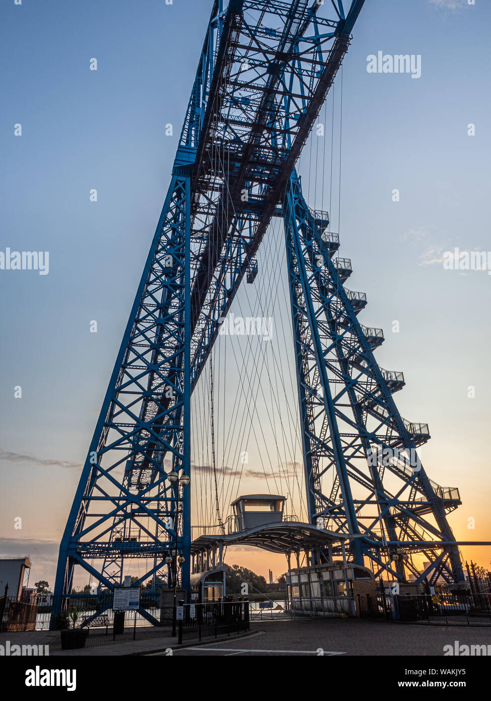 Middlesbrough Transportvorrichtung-Brücke bei Sonnenaufgang. Die Brücke führt Menschen und Autos über den Fluss-T-Stücke in einer ausgesetzten Gondel Stockfoto