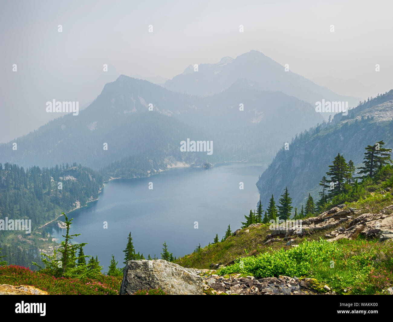 Washington State, alpinen Seen Wildnis. Snow Lake, Feuer rauch Himmel gefüllt Stockfoto