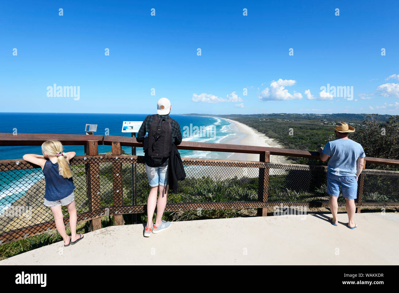 Touristen die herrliche Aussicht von Cape Byron über Tallow Beach, einem langen einsamen Sandstrand, Byron Bay, New South Wales, NSW, Australien Stockfoto