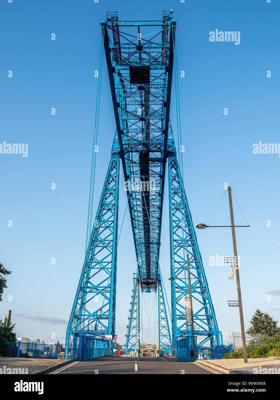 Middlesbrough Transportvorrichtung-Brücke bei Sonnenaufgang. Die Brücke führt Menschen und Autos über den Fluss-T-Stücke in einer ausgesetzten Gondel Stockfoto