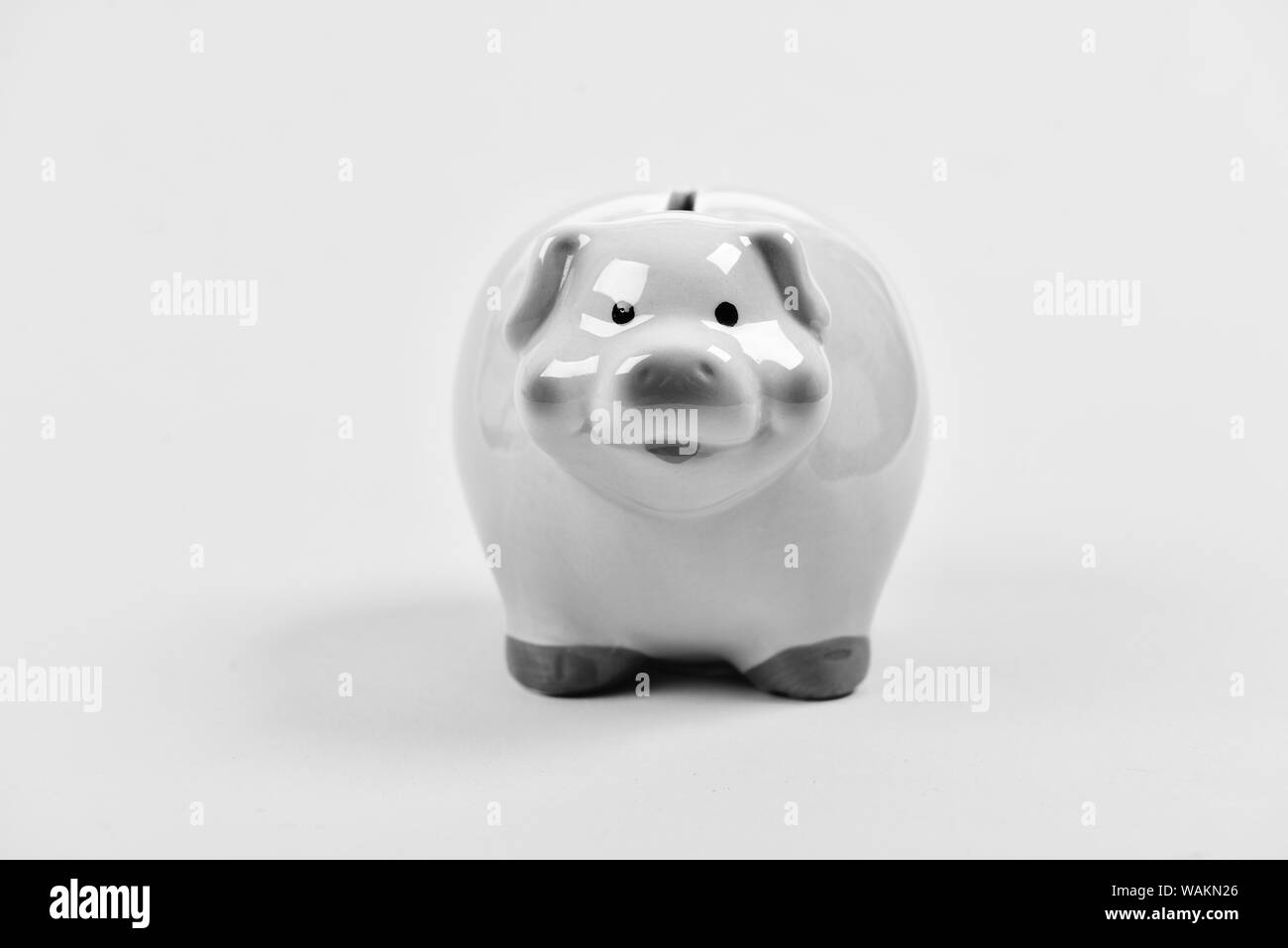 Planung Budget. finanzielle Problem. Sparschwein auf gelben Hintergrund. Einkommen Management. Geld sparen. Finanzielle Bildung. Finanzen und Investitionen Bank. Finanzkrise. neue Lösungen. Stockfoto