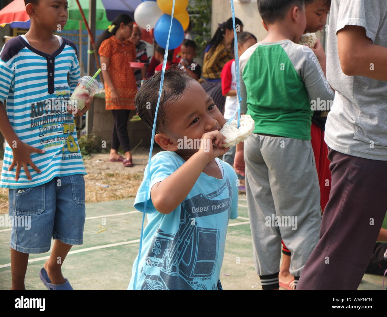 Kinder Cracker essen Wettbewerb, Feier der Indonesischen 74th Tag der Unabhängigkeit Stockfoto