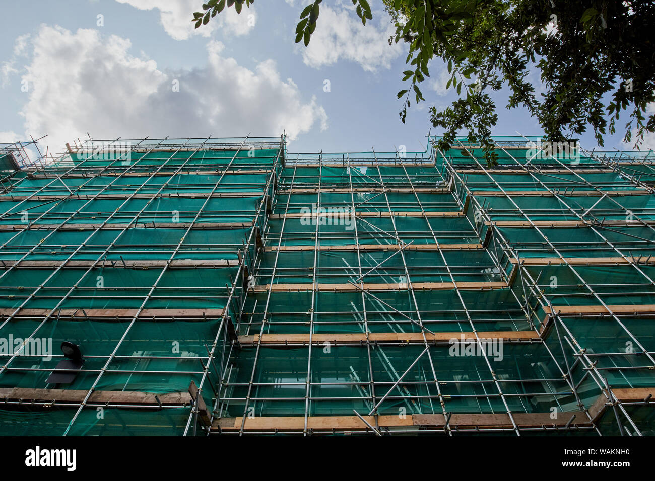 Professionelle Gerüst auf der Seite eines Gebäudes renoviert. Stockfoto