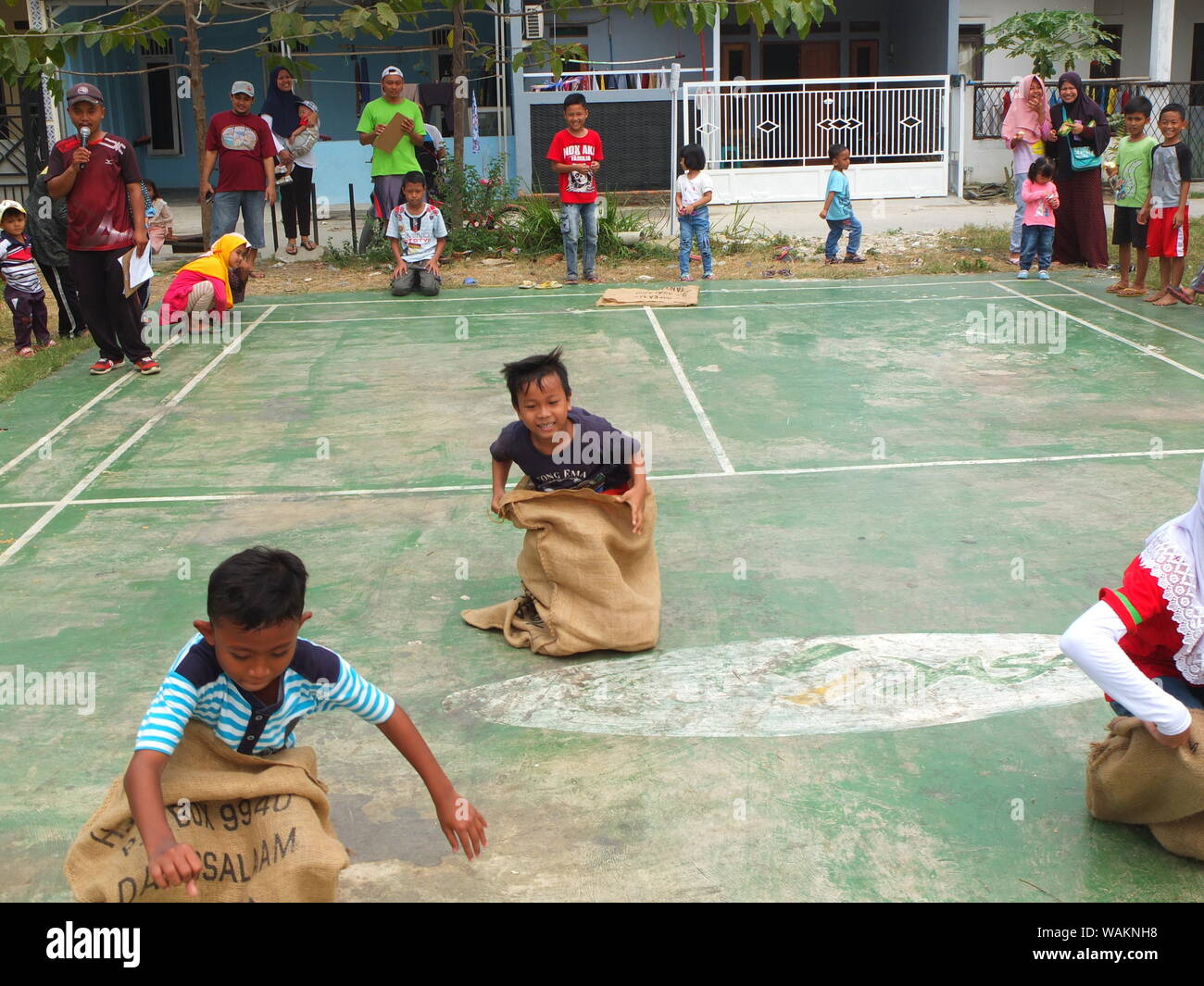 Sackhüpfen für Kinder, feiern den 74. Jahrestag der indonesischen Unabhängigkeit Stockfoto
