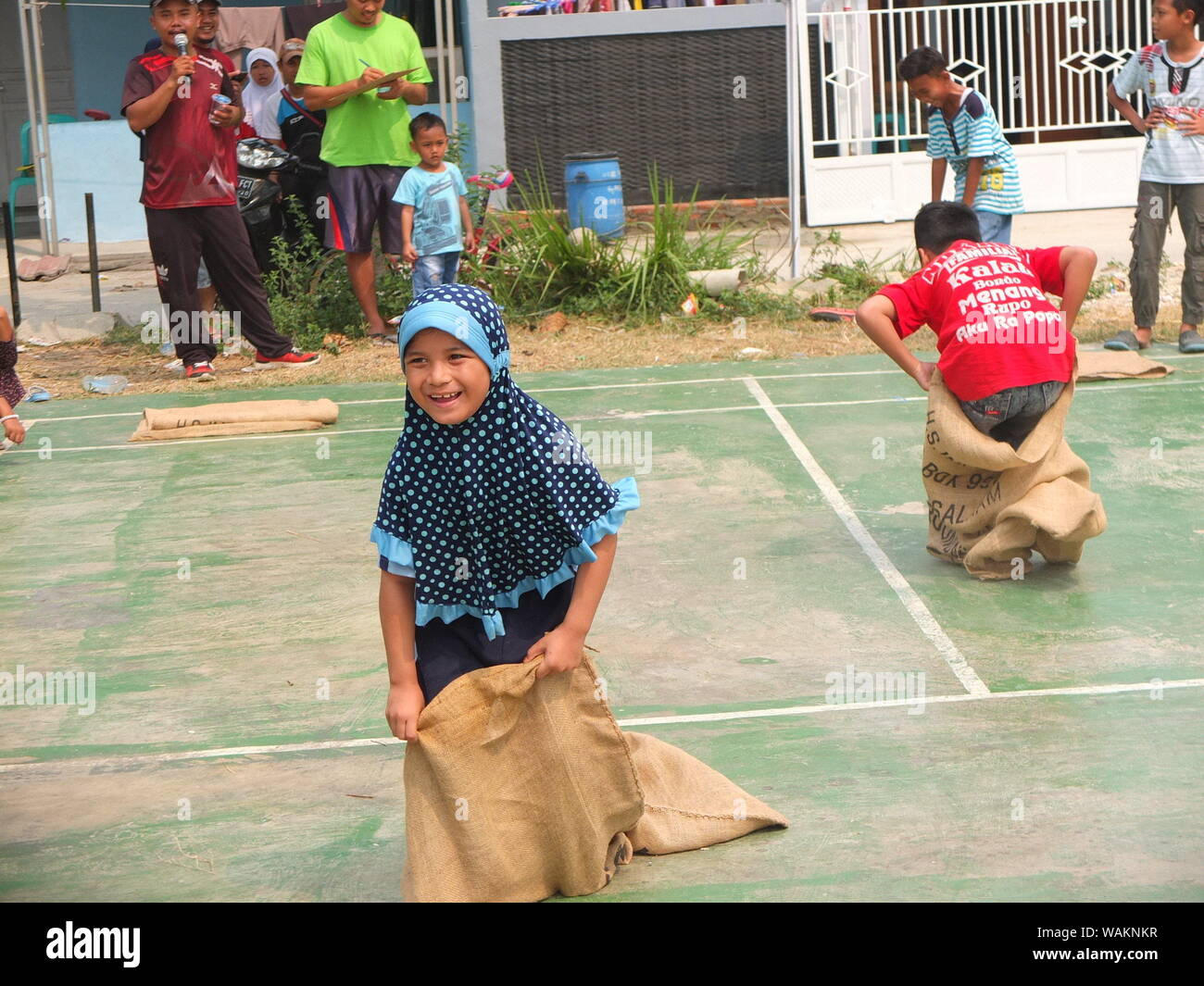 Sackhüpfen für Kinder, feiern den 74. Jahrestag der indonesischen Unabhängigkeit Stockfoto