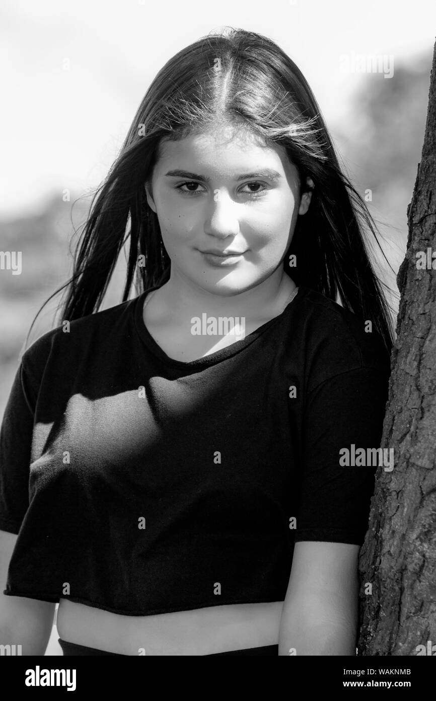 Junges Mädchen, 11 Jahre alt, älter als ihr Alter Modellierung für Porträtfotos in Abington Park, Northampton, Großbritannien Stockfoto