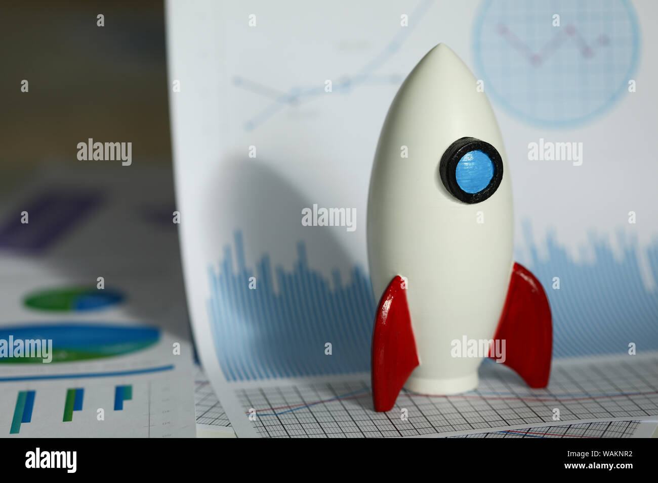 Weiße Rakete gegen business plan Hintergrund Stockfoto
