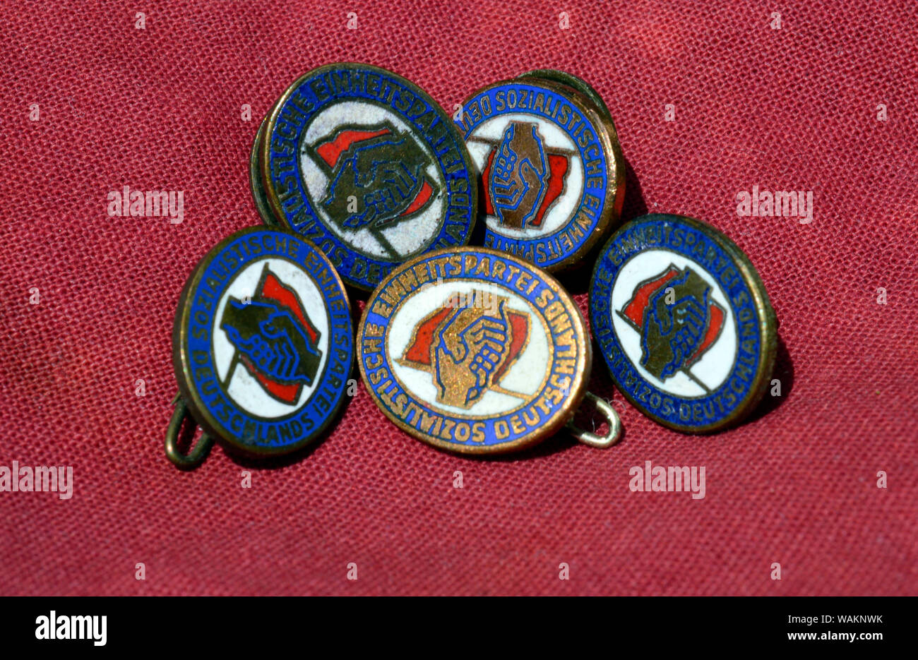 Leipzig, Deutschland. 09 Juni, 2019. Mehrere Partei Abzeichen der SED (Sozialistische Einheitspartei Deutschlands), das auf der Jacke getragen wurden, liegen nebeneinander. Credit: Volkmar Heinz/dpa-Zentralbild/ZB/dpa/Alamy leben Nachrichten Stockfoto